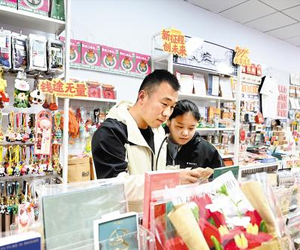 雄关古道驼铃远，闹市新街贾客喧